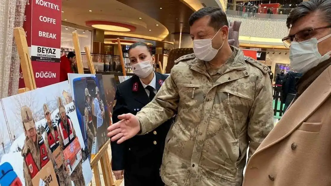 'Depremzedelere yardım fotoğrafları sergilendi'