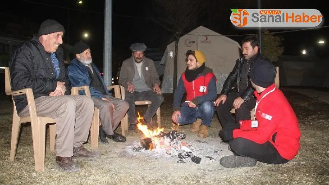 Depremzedelerin çadırlarda gece yaşantısı