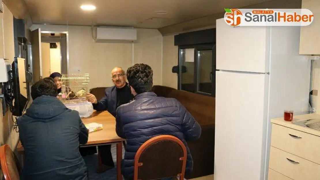 Depremzedelerin gündüz vakti vagonlarda yaşamları
