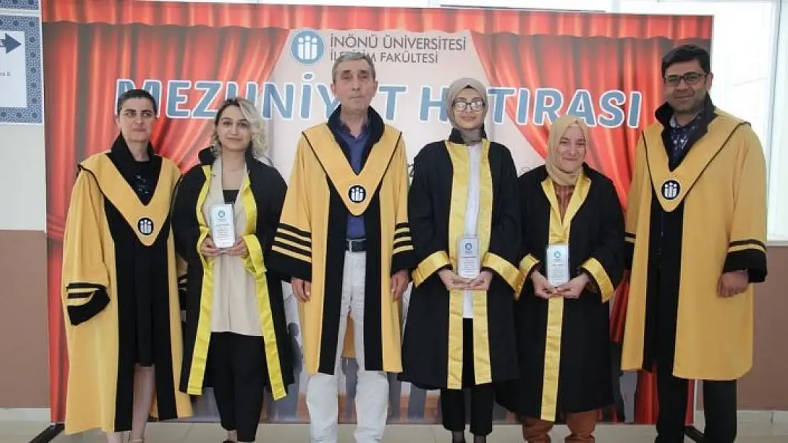 'Dereceye giren iletişimcilere plaket'