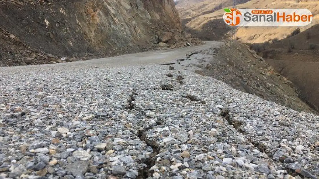 Malatya´da Dev kaya parçaları depremden sonra yolu kapattı