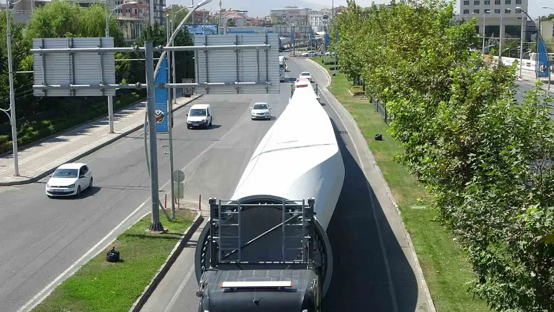 Malatya'da dev rüzgar gülü türbinleri böyle taşındı