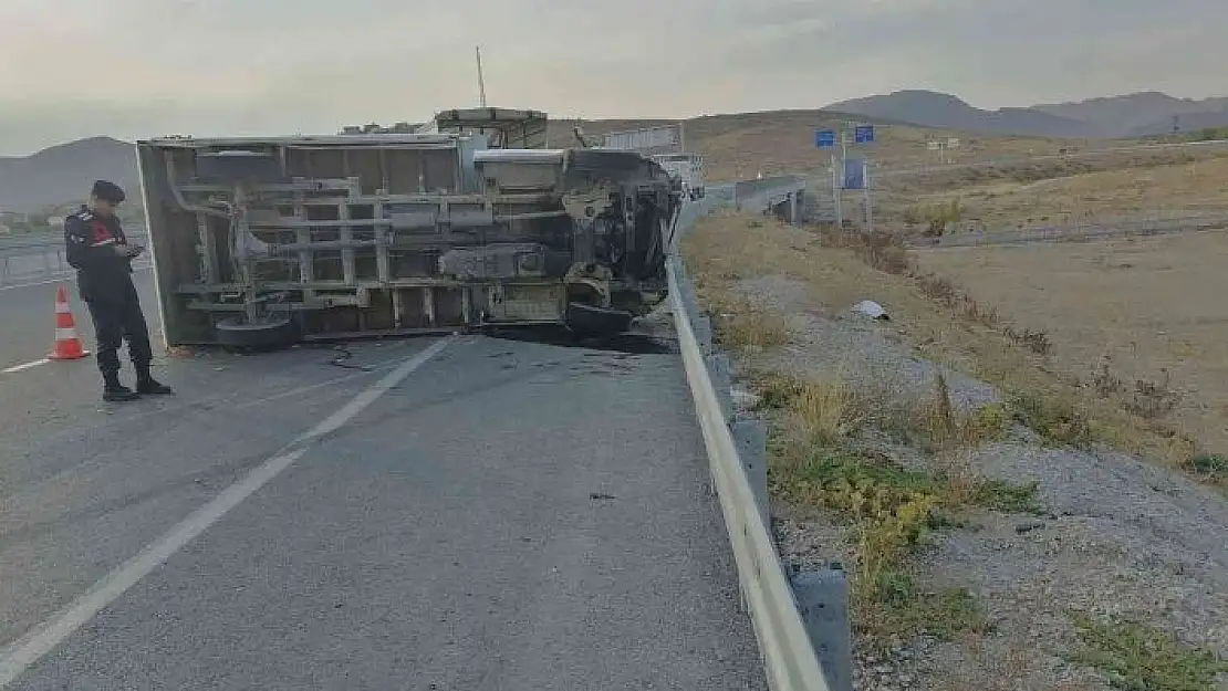 'Devrilen kamyonun sürücüsü yaralandı'