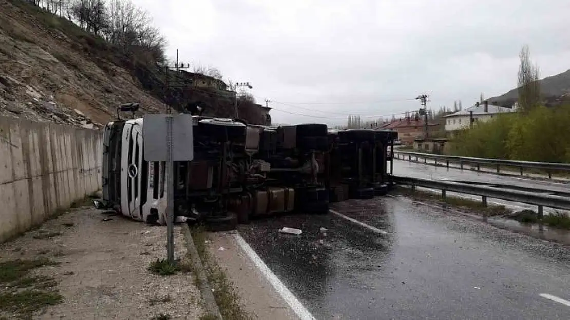 'Devrilen tırın sürücüsü yaralandı'