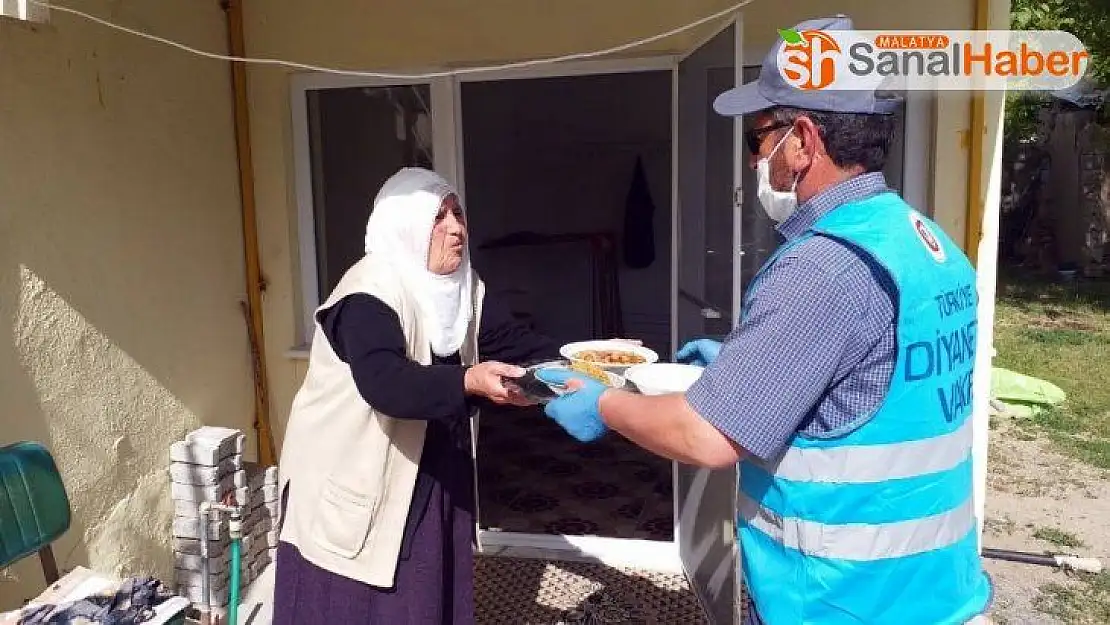 Din görevlisi belde de yaşayan yaşlılara iftar yemeği dağıtıyor