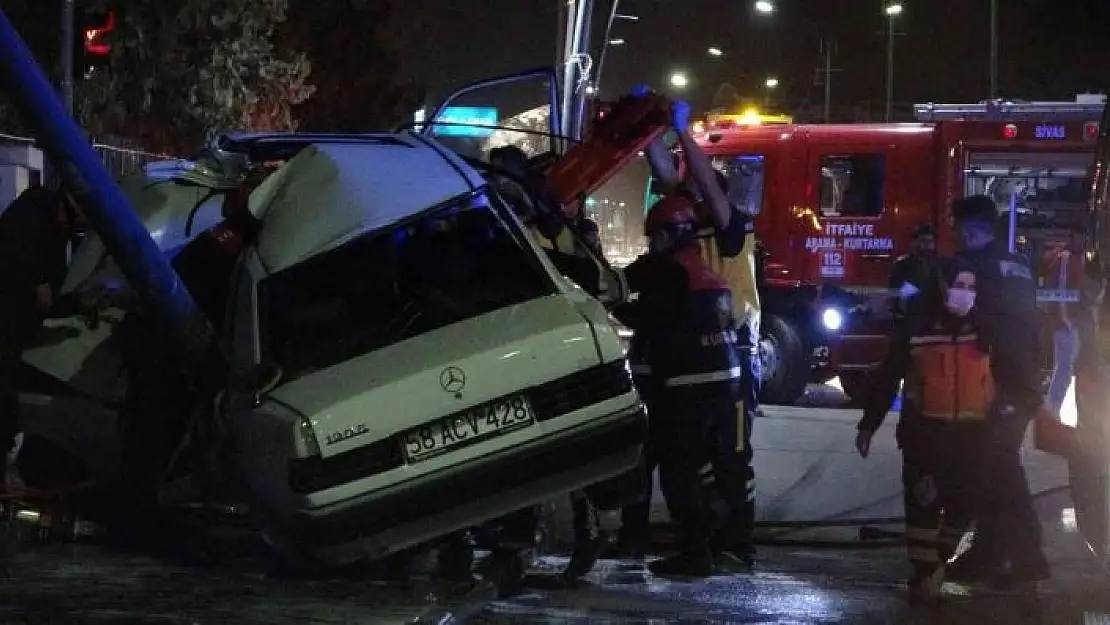 'Direğe çarpan otomobil hurdaya döndü: 3 yaralı'