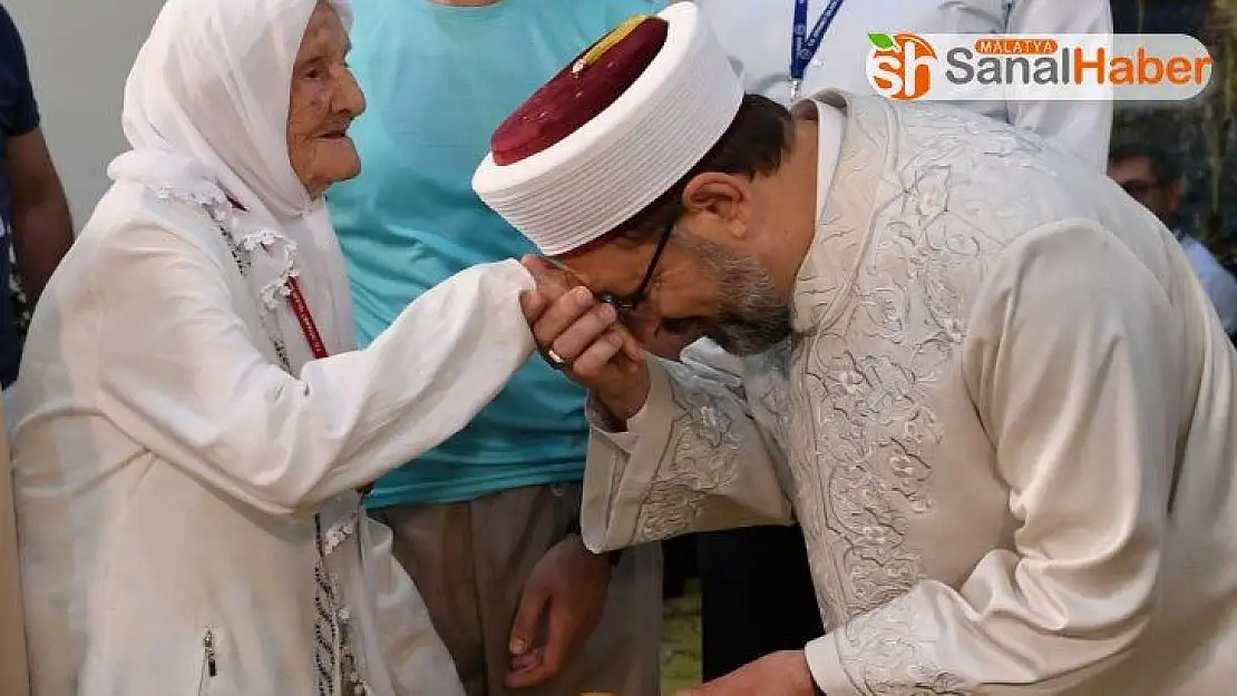Diyanet İşleri Başkanı Erbaş, en yaşlı hacı adayı ile bir arada