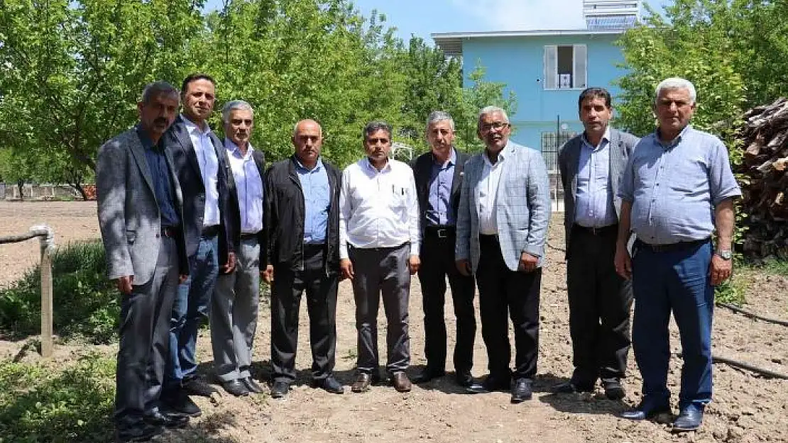 'Don mağduru kayısı üreticilerine muhtarlardan destek'
