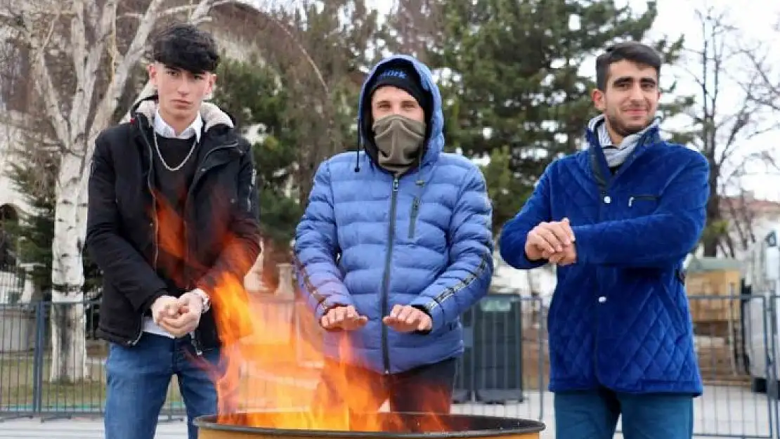 'Dondurucu soğukların yaşandığı Sivas´ta kent meydanına soba kuruldu'