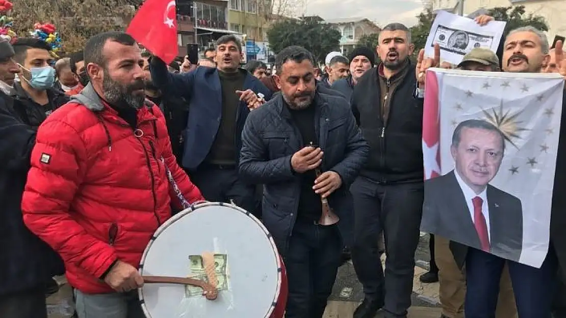 'Dövizdeki düşüşe sevinen Malatyalılar,  bu kez de şehir merkezinde halay çektiler, tatlı dağıttılar'