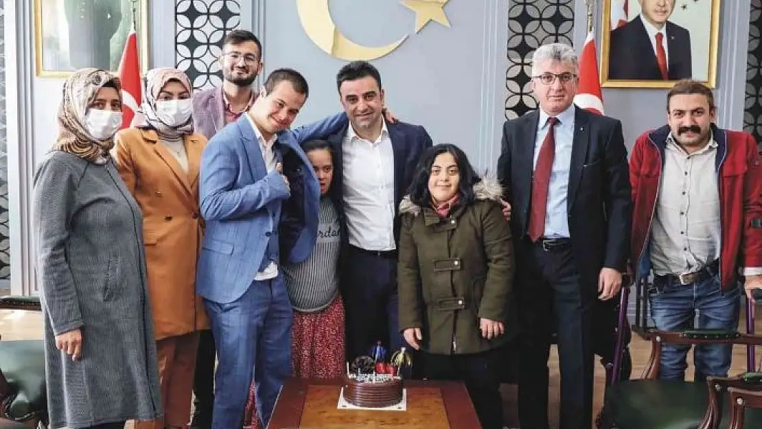 'Down sendromlu öğrenciler kurum amirleriyle bir araya geldi'