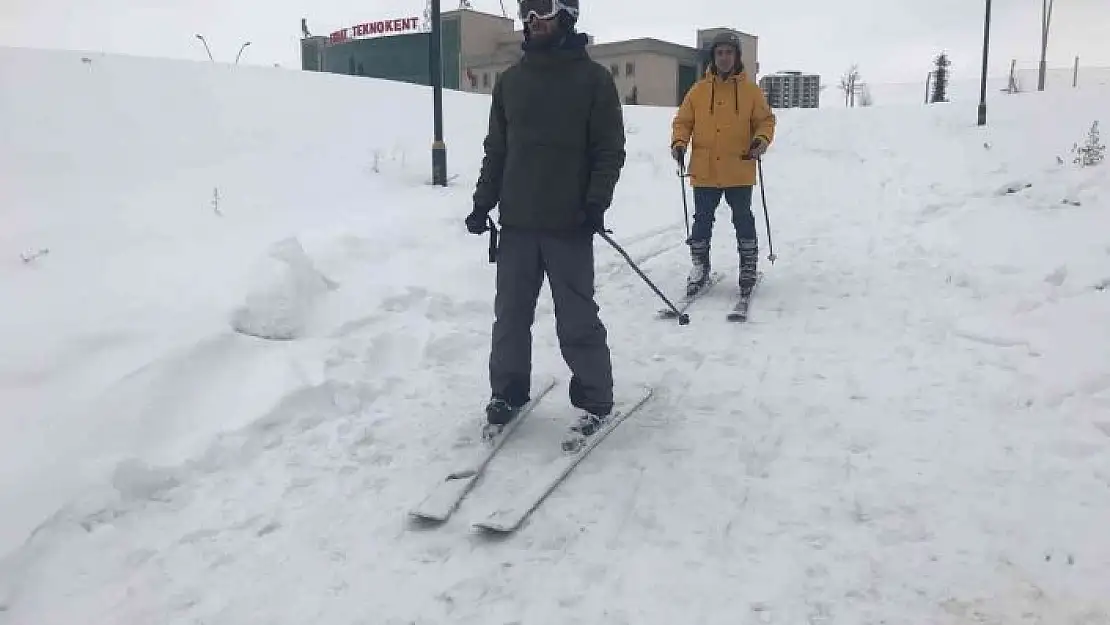 'Drone pisti kar yağınca kayak pisti oldu, öğrenciler doyasıya eğlendi'