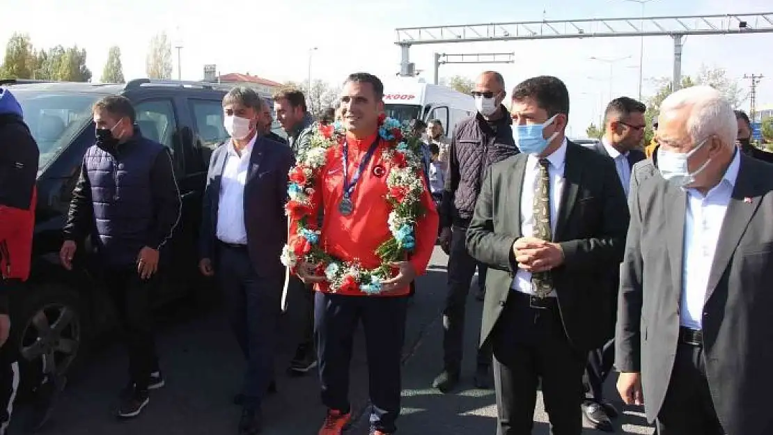 'Dünya İkincisi Milli Güreşçi Ergüt memleketinde coşkuyla karşılandı'