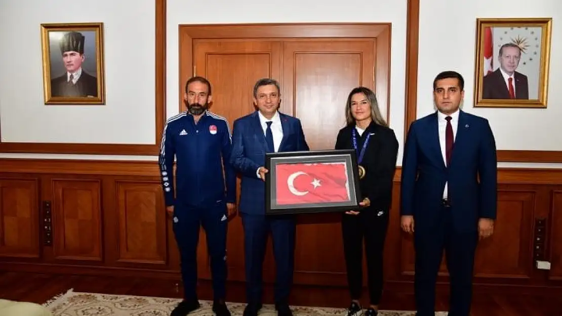 'Dünya Kadınlar Boks Şampiyonu sporcuya Vali Şahin´den hediye'