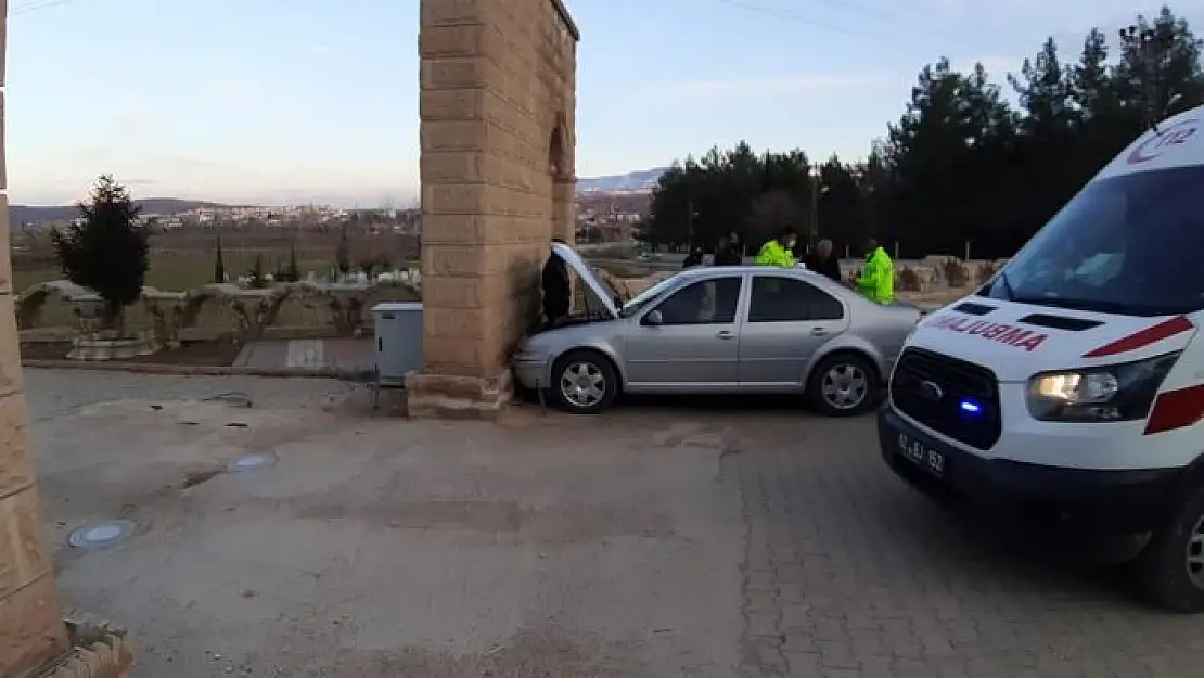 'Duvara çarpan otomobildeki 2 kişi yaralandı'