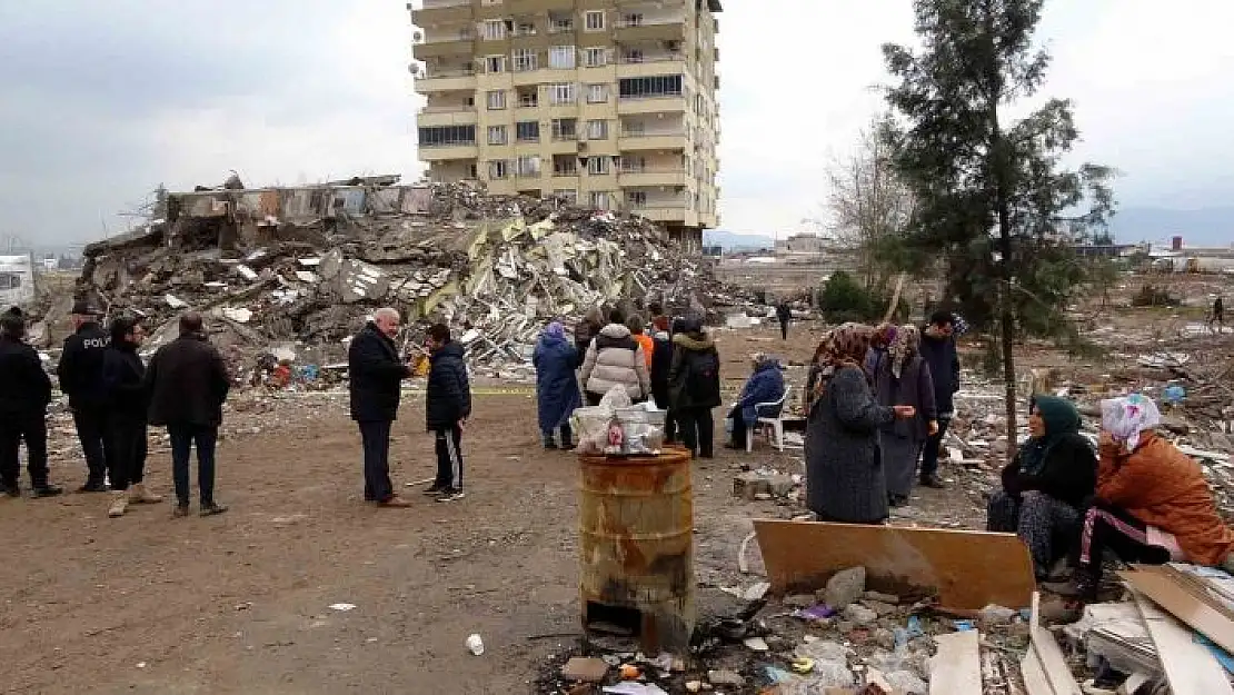 'Ebrar Sitesi´nde yitip giden hatıralarını aradılar'