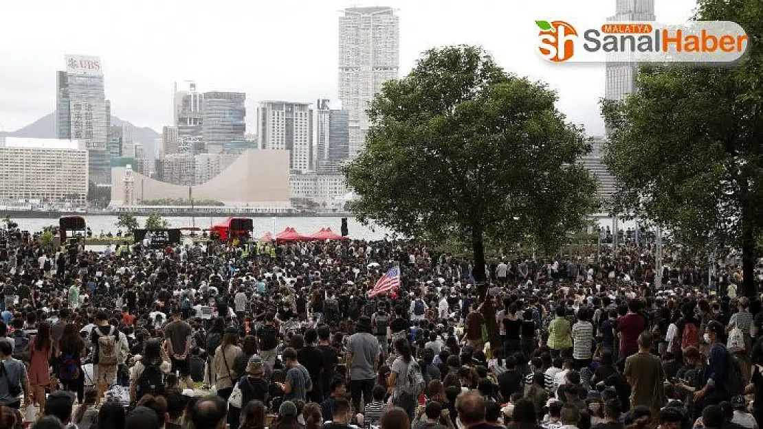 Eğitim döneminin ilk gününde Hong Konglu öğrenciler sokaklarda