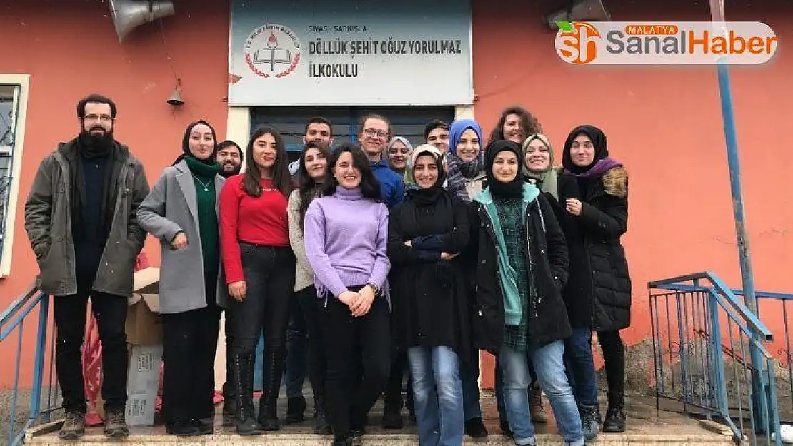 Eğitim gönüllüleri köy okulunda kütüphane kurdu