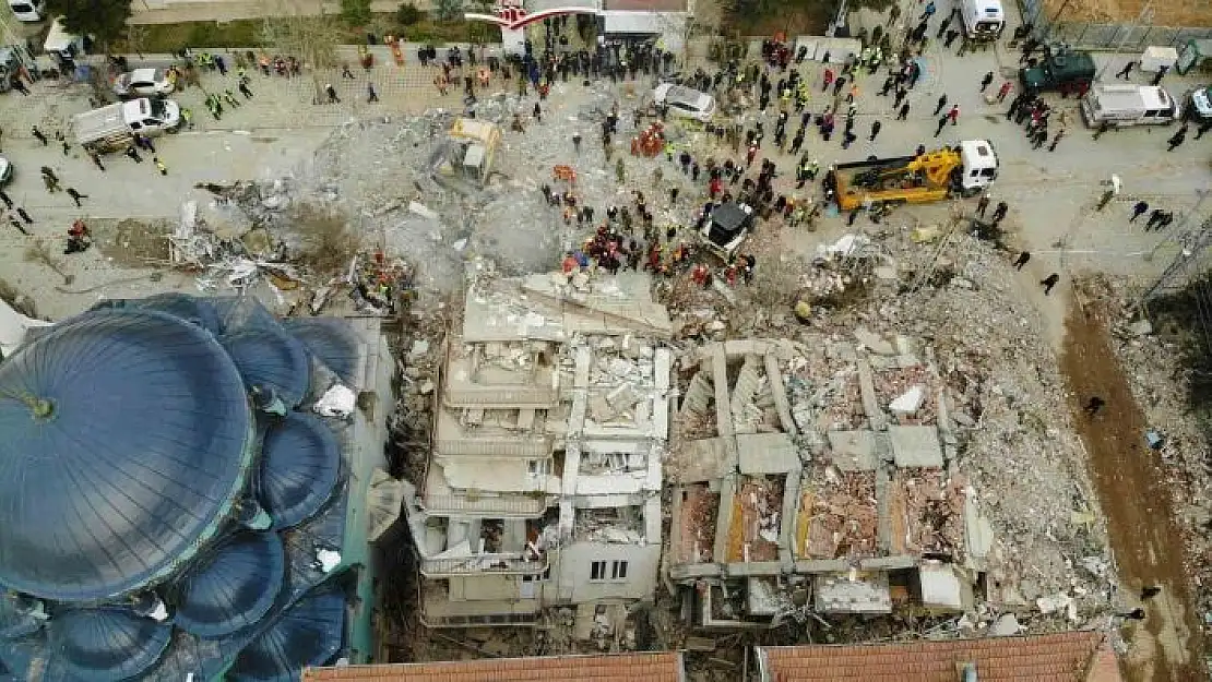 'Ekiplerin enkaz altında kalan vatandaşları kurtarma çalışması havadan görüntülendi'