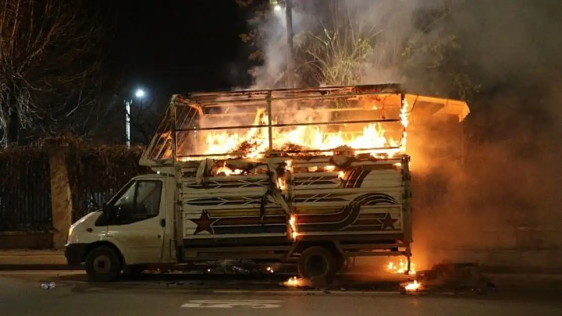 'Ekmek teknesi yanan karton toplayıcısını Vali teselli etti'