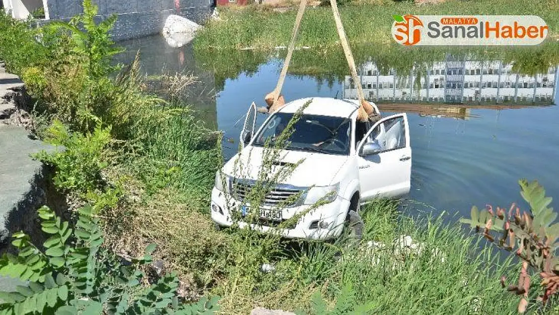 El freni çekilmeyen kamyonet inşaat çukurundaki göle düştü