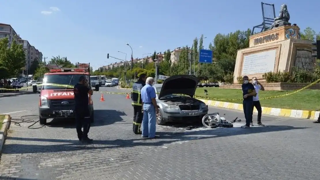 'El freni çekilmeyen otomobil motosiklet ve otomobile çarptı'