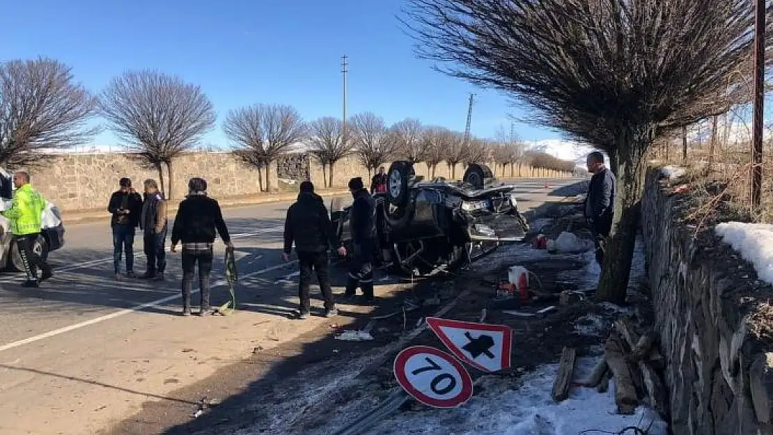 'Elazığ  ağaca  çarpan hafif ticari araç ters döndü: 2 yaralı'