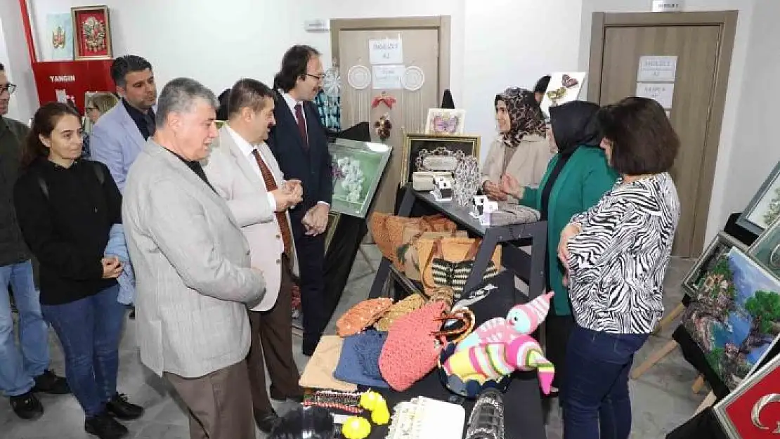 'Elazığ Belediyesi hanımeli el sanatları sergisi açıldı'