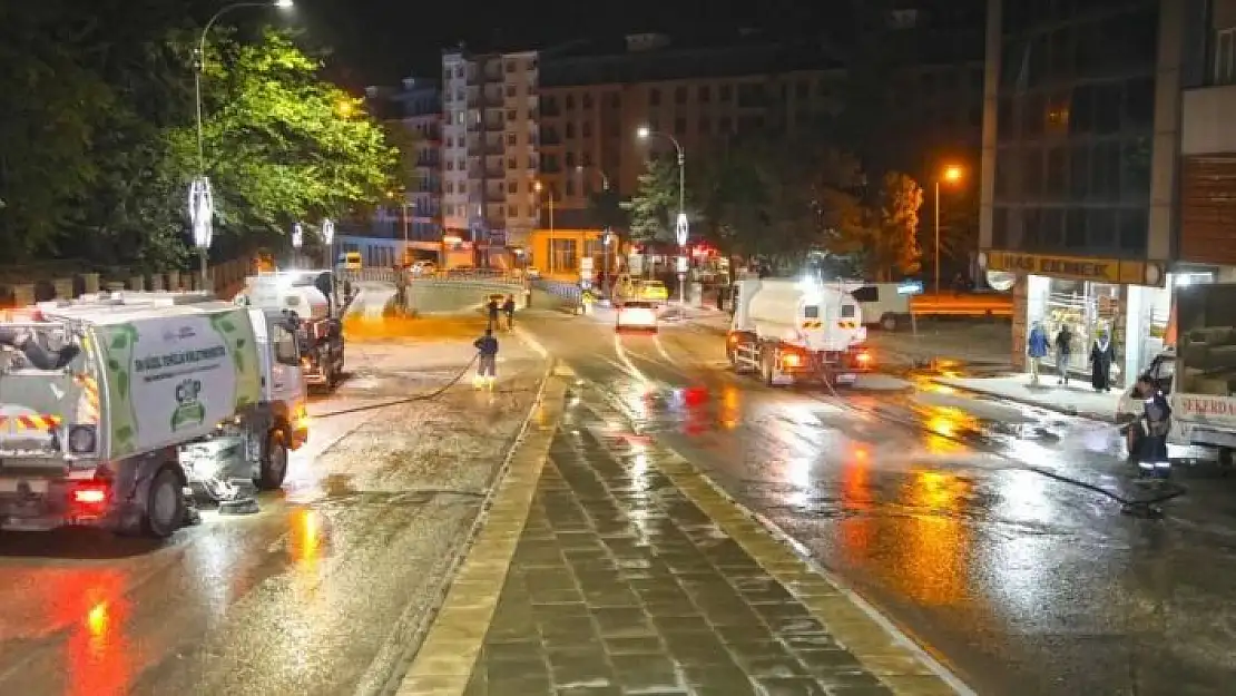 'Elazığ Belediyesi kapsamlı temizlik çalışmalarına devam ediyor'