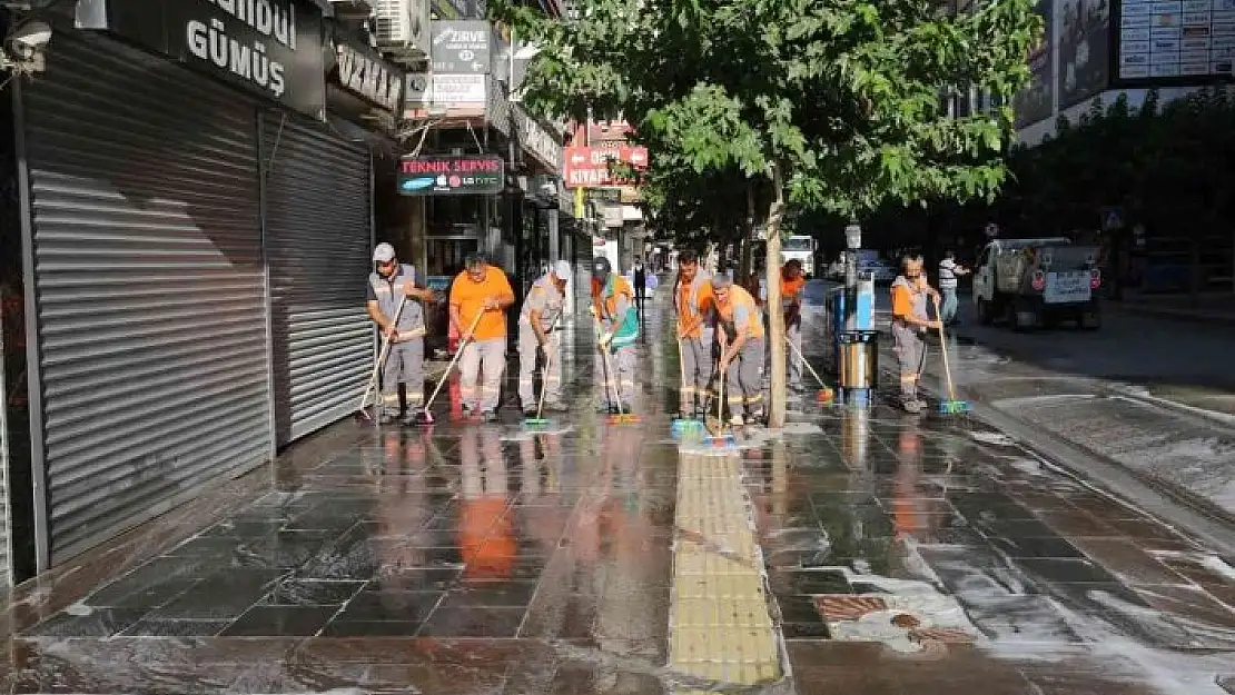 'Elazığ Belediyesi kent genelinde temizlik çalışmalarını sürdürüyor'