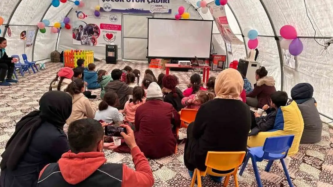 'Elazığ Belediyesi kurduğu çocuk oyun çadırında depremin izlerini silmeye çalışıyor'