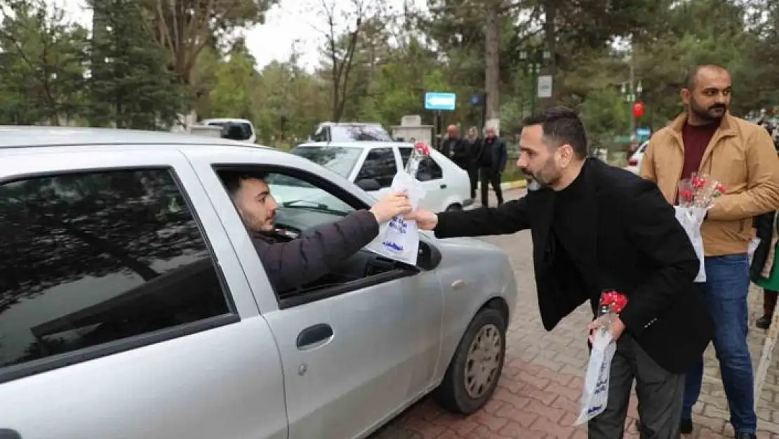 'Elazığ Belediyesi, mezarlığa gelen vatandaşlara ikramda bulundu'