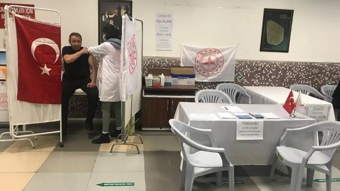 'Elazığ Belediyesi ve adliye binasında aşı standı kuruldu'