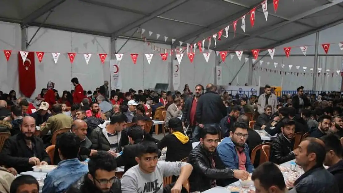 'Elazığ Belediyesinden bin kişilik iftar sofrası'