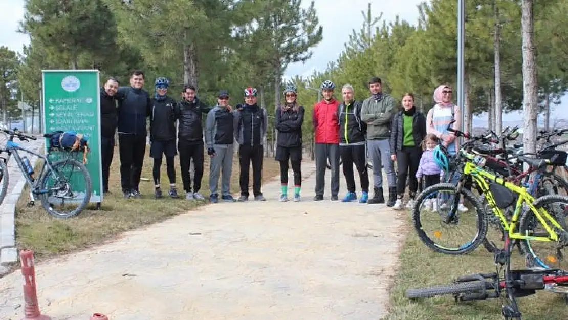 'Elazığ Bisiklet Topluluğundan en anlamlı tur: Hem spor yaptılar hem de sokak hayvanlarını beslediler'