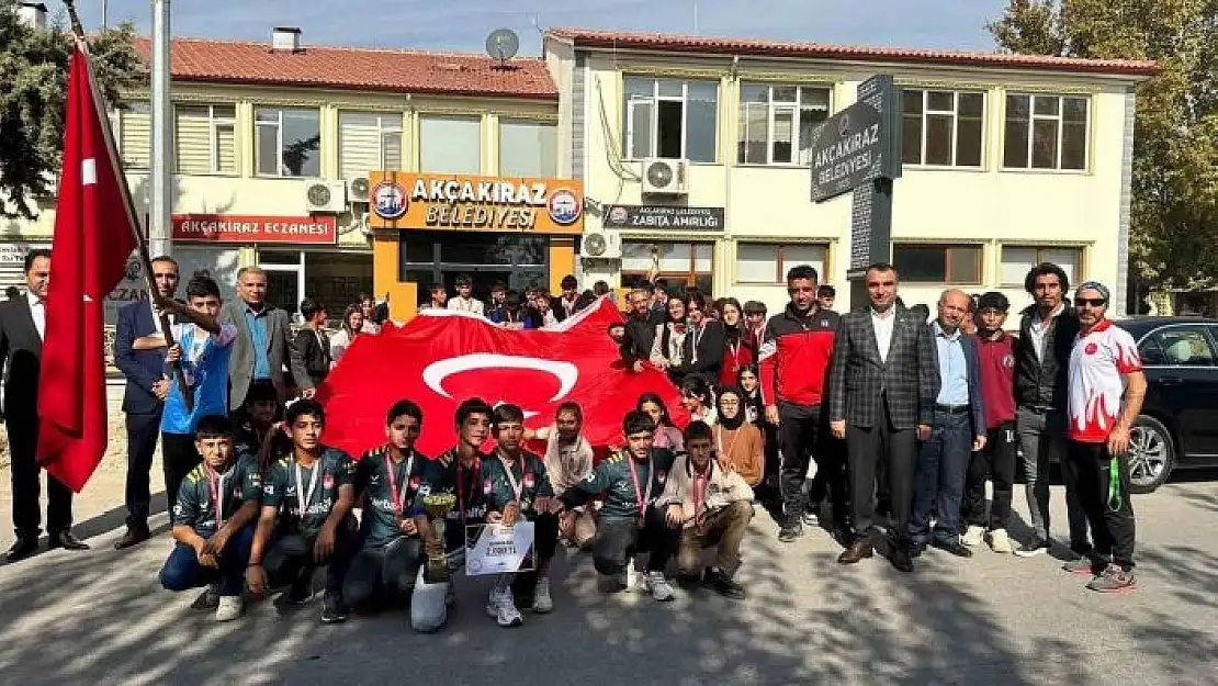 'Elazığ´da ´100. Yılında Cumhuriyet´ yarışmasında dereceye giren öğrencileri ödüllendirdi'