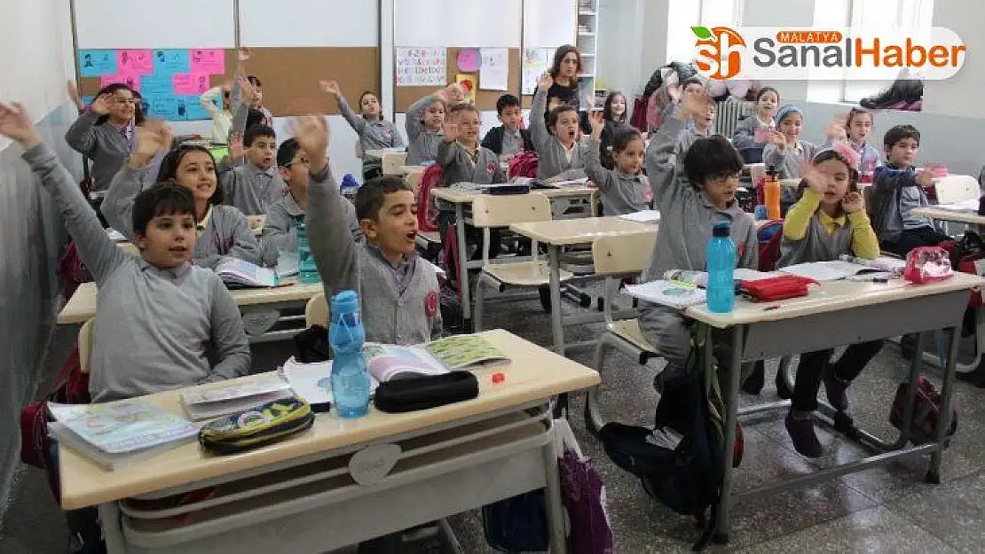 Elazığ'da 114 bin öğrenci ara tatilin bitmesiyle ders başı yaptı
