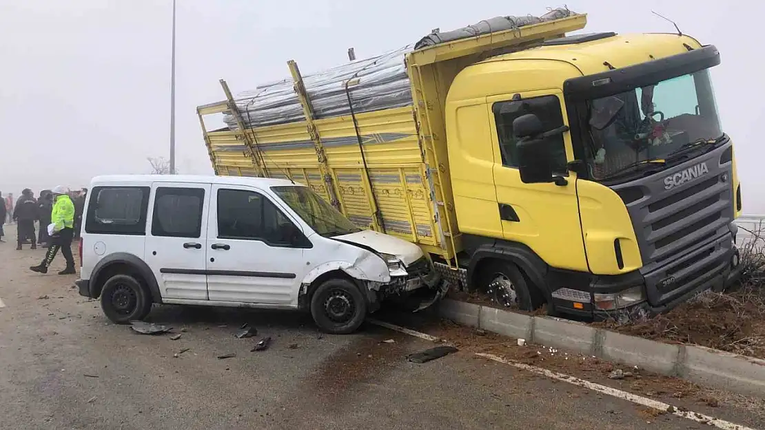 Elazığ-Malatya 2 saatte 2 büyük zincirleme kaza: 13 araç çarpıştı, 7 yaralı