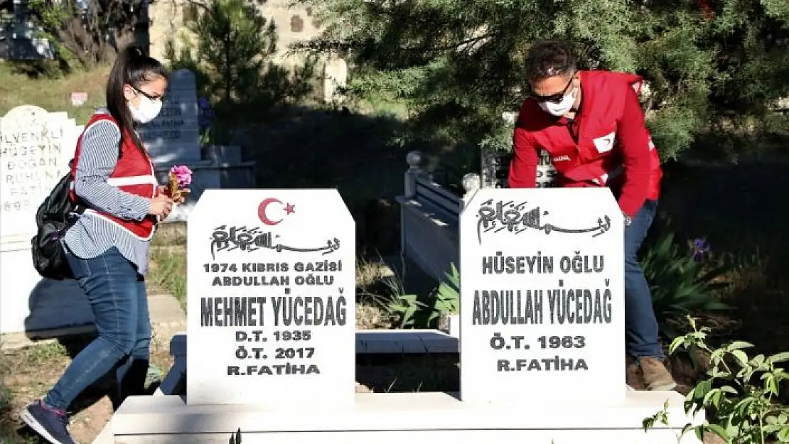 'Elazığ´da 250 gönüllüden, mezarlıklarda vefa hizmeti'