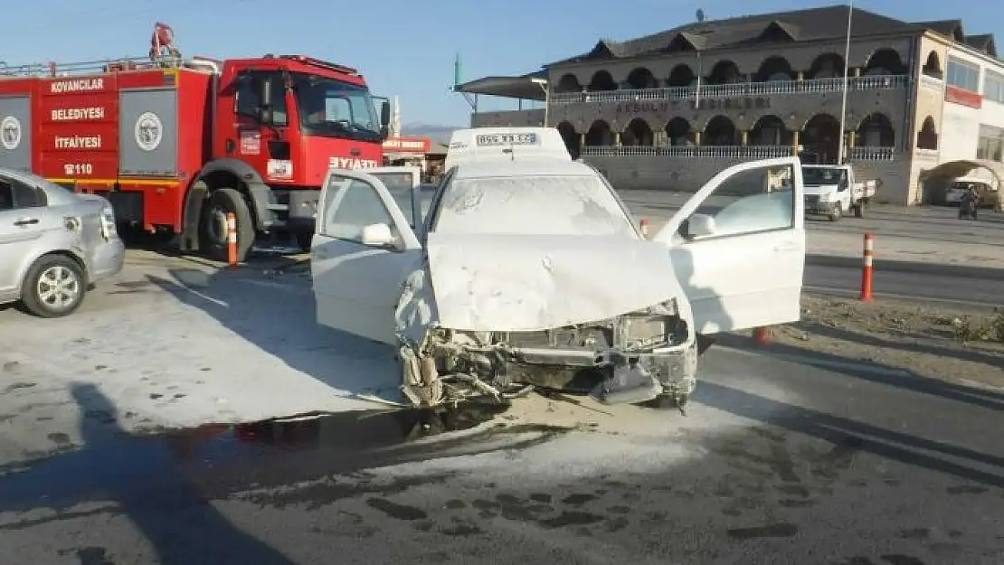 'Elazığ´da 4 kişinin yaralandığı trafik kazası kameralara yansıdı'