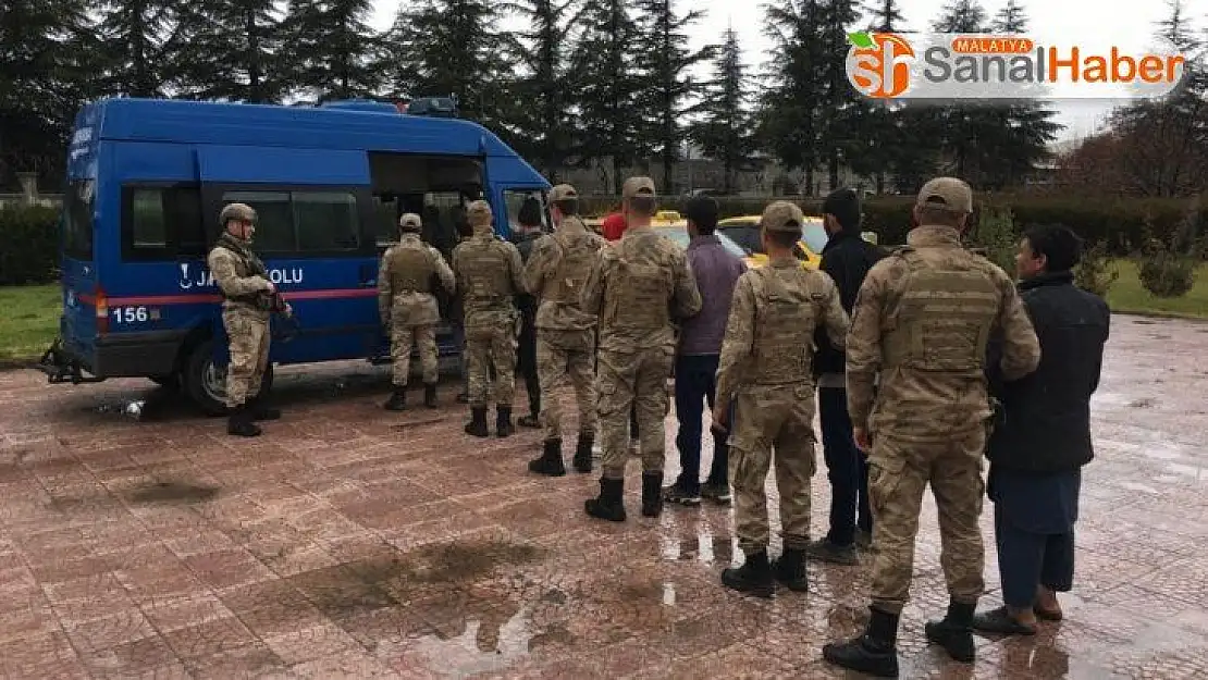 Elazığ'da 8 göçmenle birlikte 2 şüpheli yakalandı
