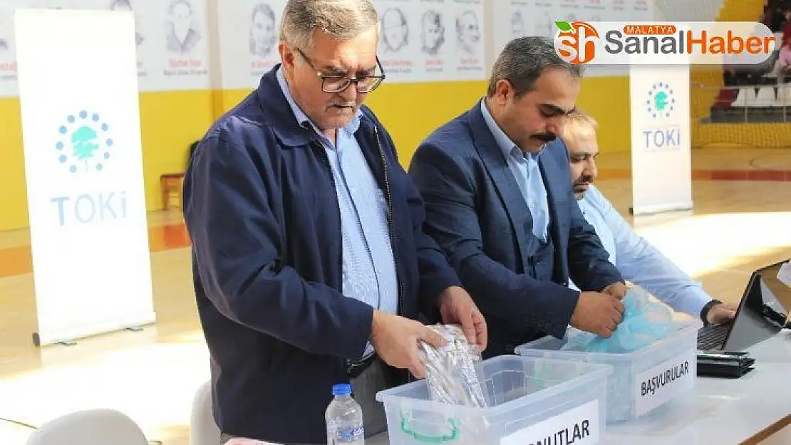 Elazığ'da 806 aile, kura ile konut sahibi olmanın sevincini yaşadı