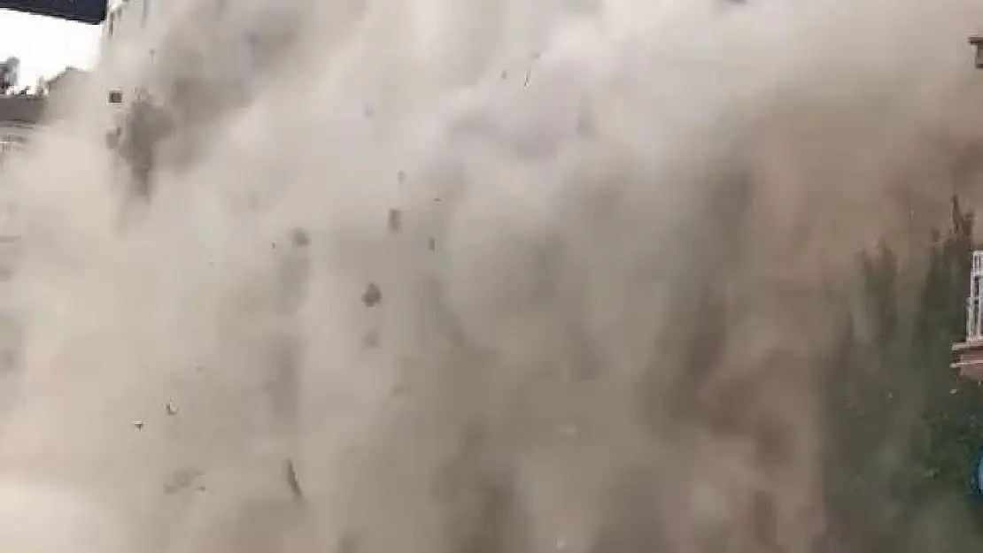'Elazığ´da ağır hasarlı 6 katlı bina korna sesi ile yıkıldı'