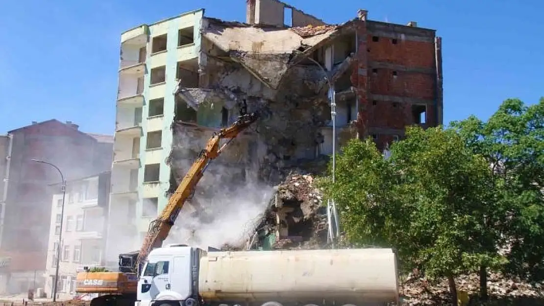 'Elazığ´da ağır hasarlı binaların yıkımı devam ediyor'