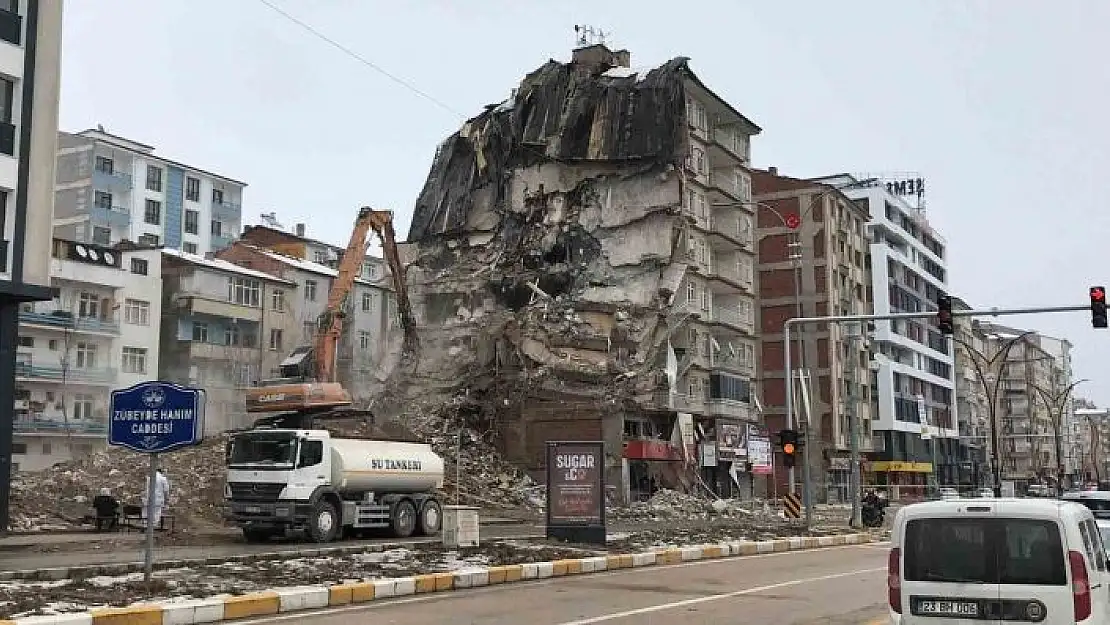 'Elazığ´da ağır hasarlı binaların yıkımına başlandı'