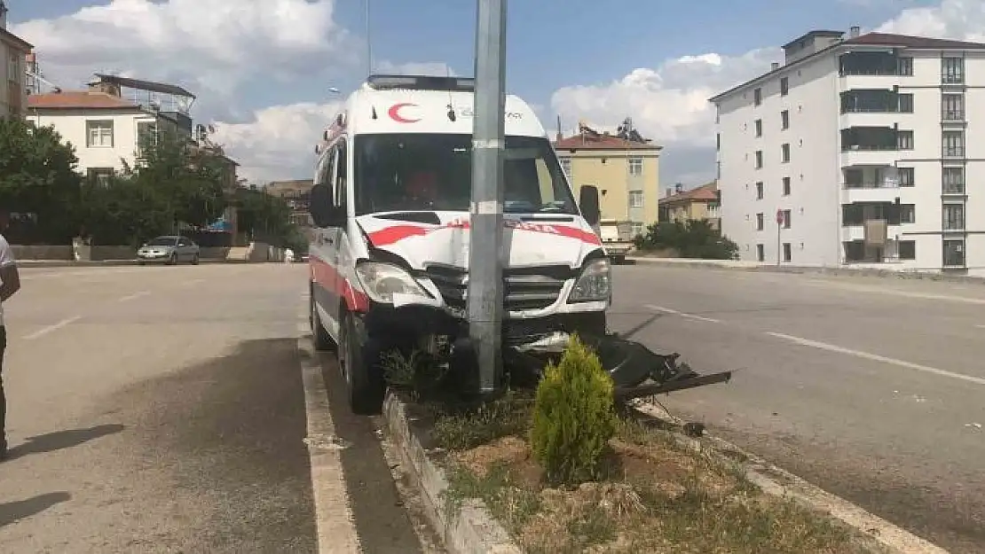 'Elazığ´da ambulans aydınlatma direğine çaptı'