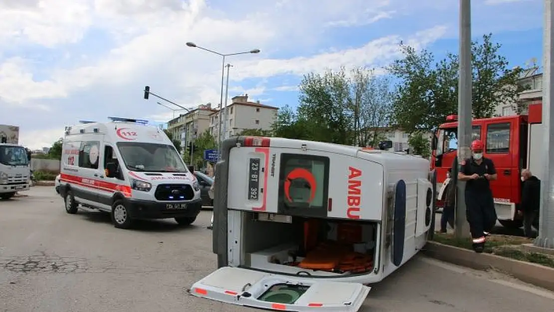 'Elazığ´da ambulans ile otomobil çarpıştı: 2 yaralı'