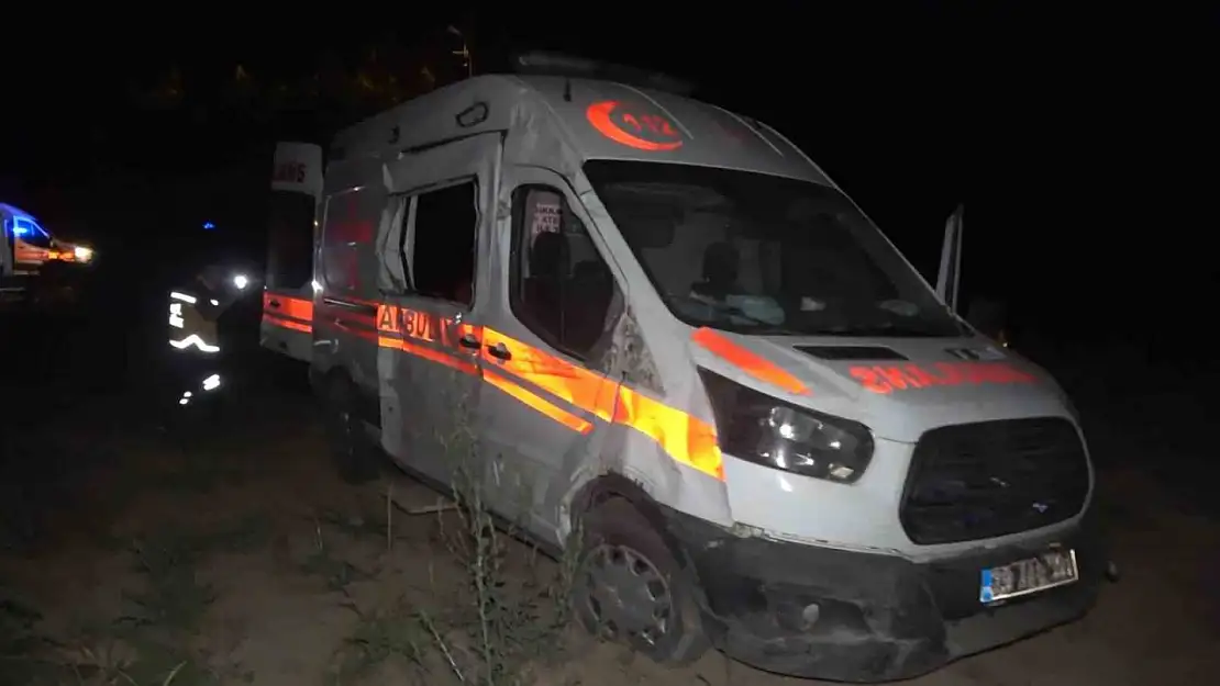 Malatya'ya hasta götüren ambulans şarampole uçtu: 2 yaralı