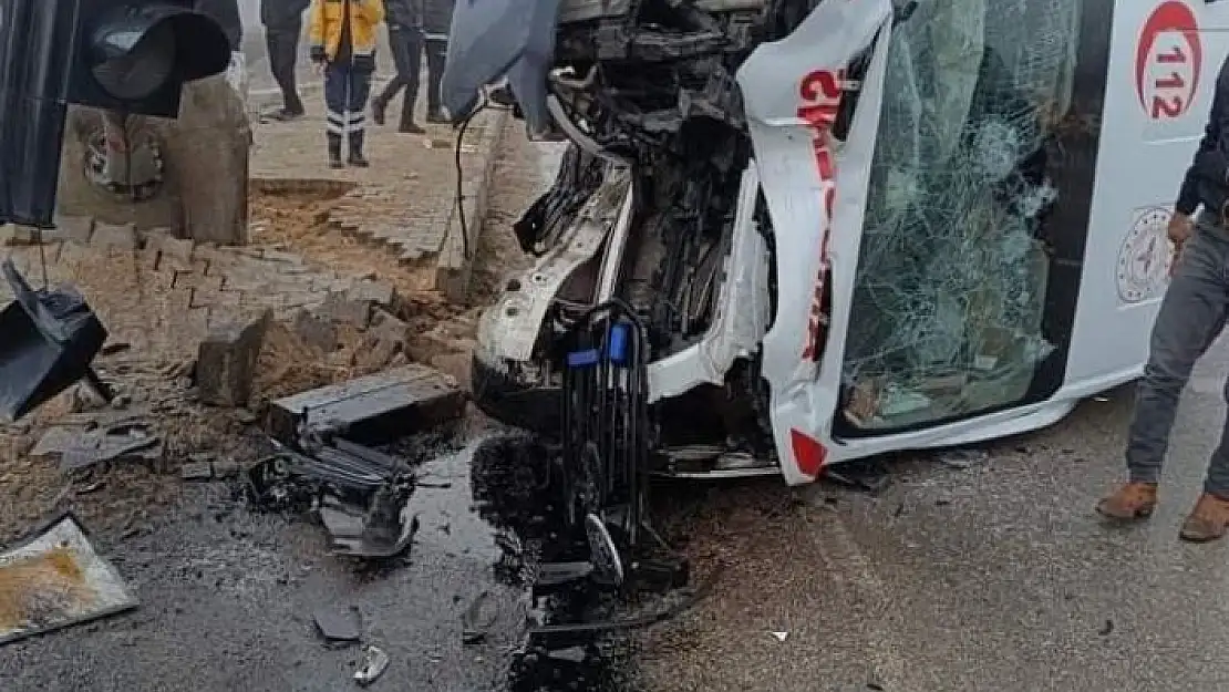 'Elazığ´da ambulans sinyalizasyon direğine çarptı: 1 yaralı'