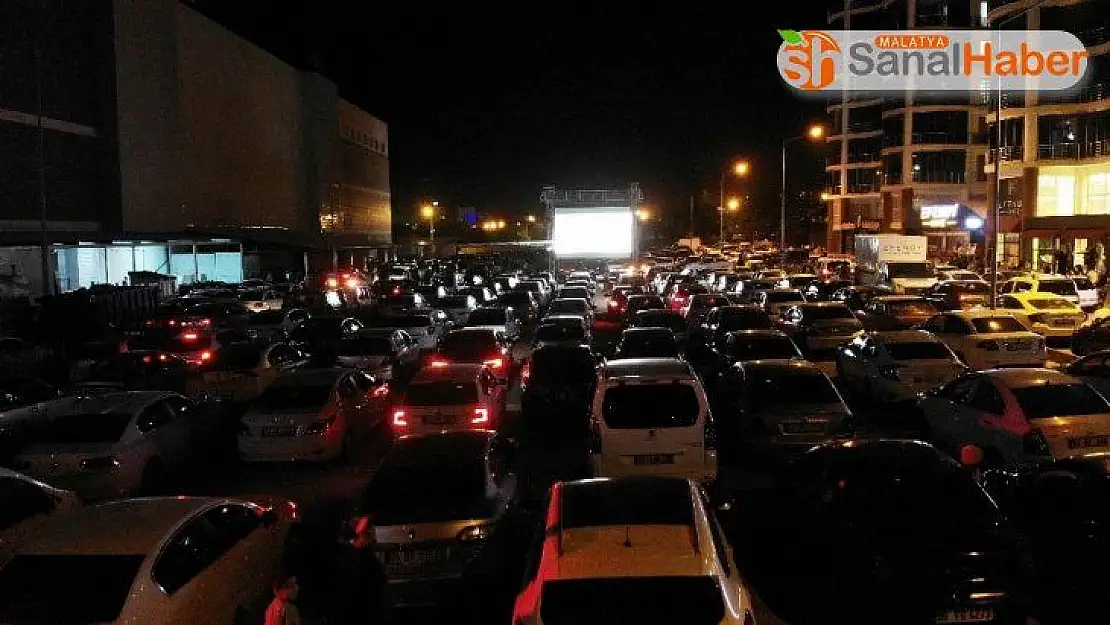 Elazığ'da Arabada Nostaljik Sinema etkinliği